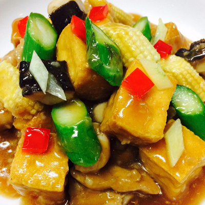 鶏モモ肉と揚げ豆腐　シンガポール海老味噌煮込み