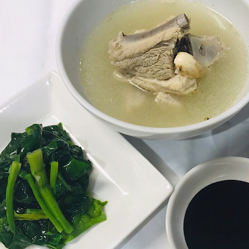シンガポール肉骨茶（バクテー）骨付きスペアリブの薬膳スープ